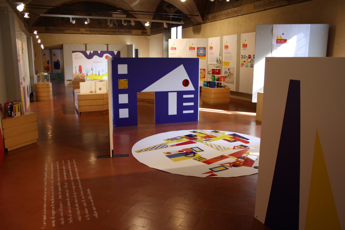 Attività Per I Bambini Al Chiuso, Concetto Di Gioco E Creatività I Bambini  Giocano Con Tunnel E Tubi Spalmati, Kit Di Plastica Di Fotografia Stock -  Immagine di architettura, interno: 164890396